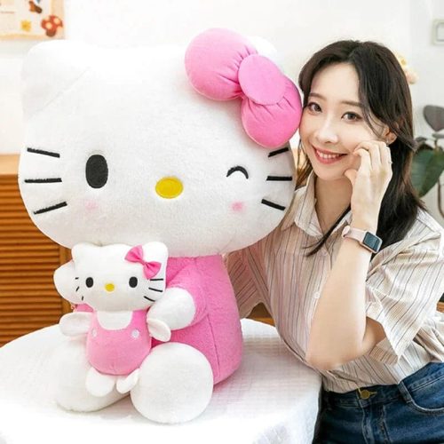 Grosse peluche Hello Kitty tenue dans les bras, pour juger de sa taille
