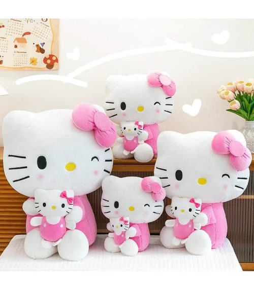 Peluches Hello Kitty géantes en plusieurs tailles, côte à côte