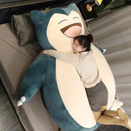 Peluche Ronflex géante utilisée comme gros coussin