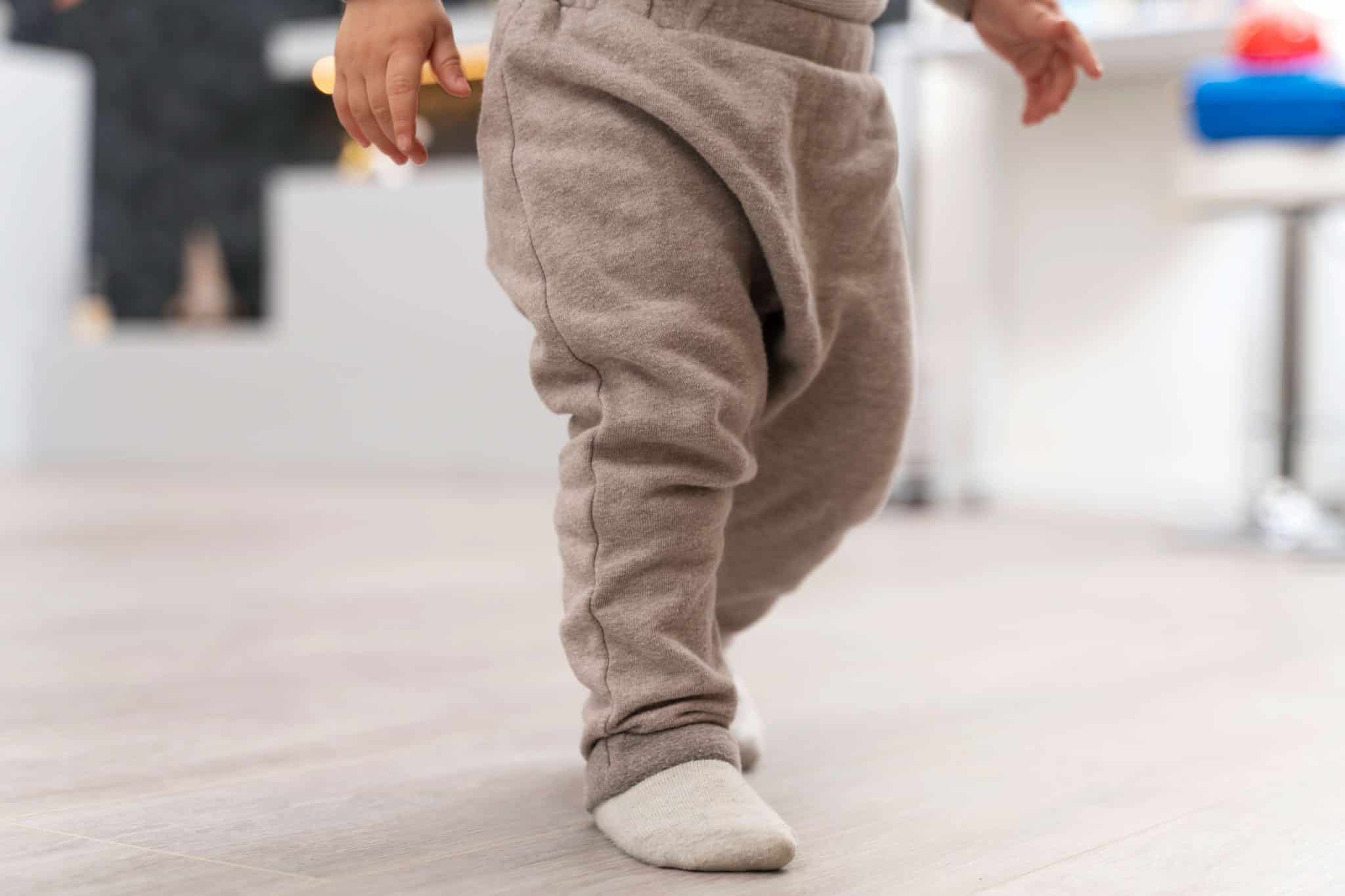 Premiers pas et petits bobos : Les bons réflexes quand bébé tombe et se cogne le visage