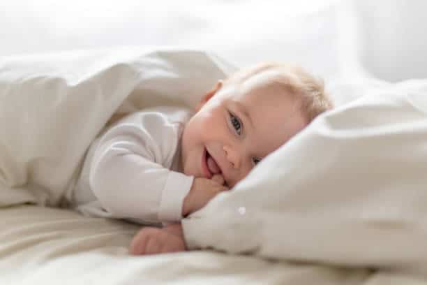 bébé qui pleure au coucher à cause de l'angoisse de séparation la nuit